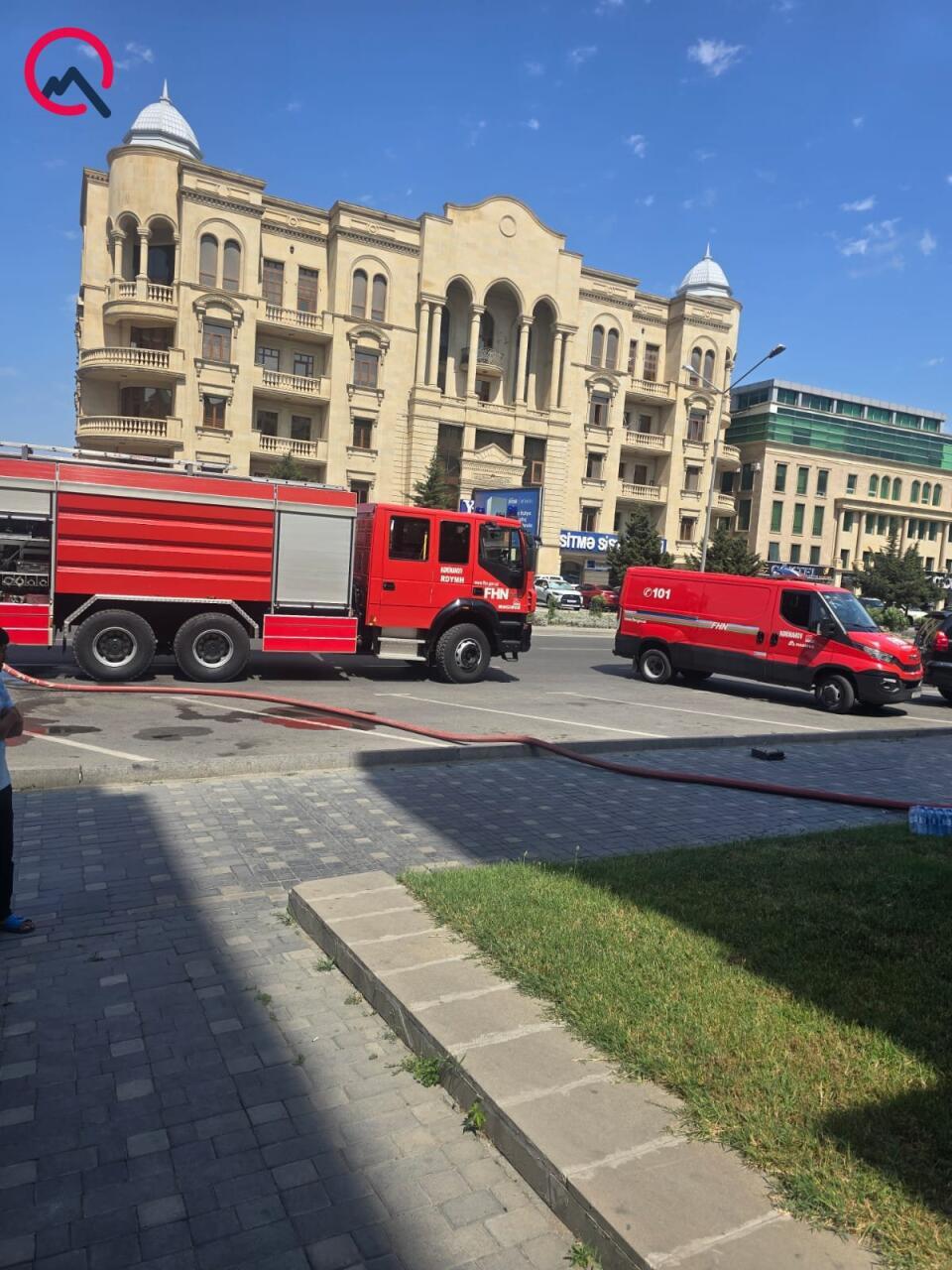 В Баку случился пожар в мебельном магазине